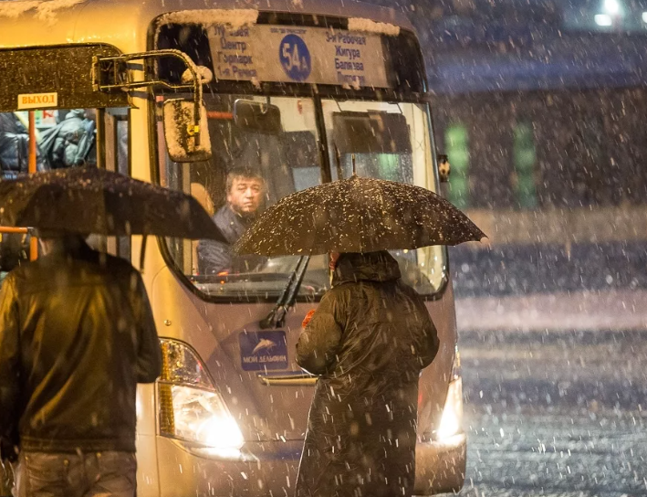Советы водителю автобуса по вождению под дождем - фотография